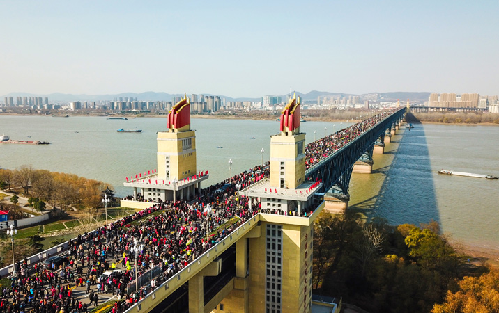 南京长江大桥通车前日 现场人气依旧爆棚