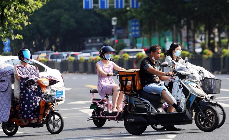 7月1日起南京市民骑电动车不戴头盔将罚款